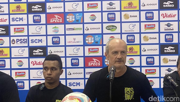 Risto Vidakovic dan Todd Ferre saat sesi jumpa pers usai laga PSS Sleman vs Barito Putera di Stadion Maguwoharjo, Sleman, Minggu (26/11).