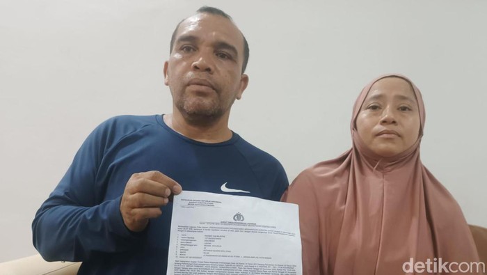 Rahmat Dalimunthe didampingi istrinya saat menceritakan peristiwa penganiayan yang  dialami anaknya. (Goklas Wisely/detikSumut)