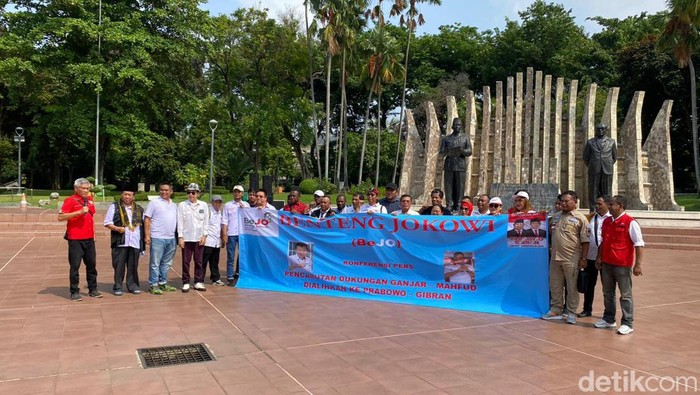 Relawan Presiden Joko Widodo (Jokowi) yang terhimpun dalam Benteng Jokowi (BeJo) memutuskan untuk mencabut dukungannya kepada paslon nomor urut 3 Ganjar Pranowo-Mahfud Md di Pilpres 2024 (Wildan/detikcom)