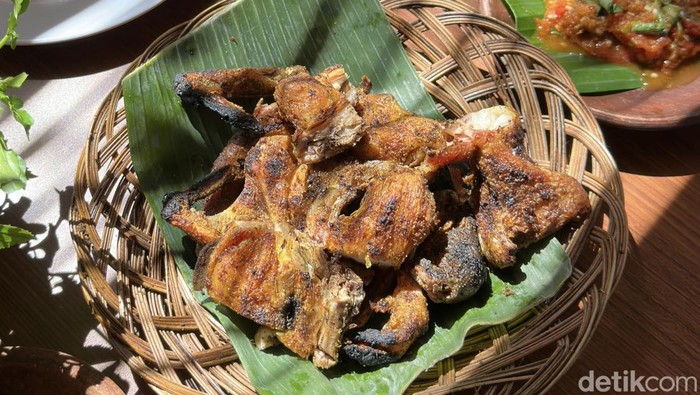 Resto bakakak ayam Nusasari Sumedang