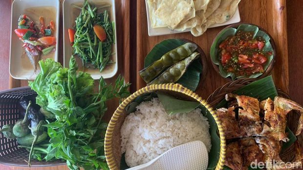 Resto bakakak ayam Nusasari Sumedang
