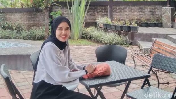 Saat Mia Sugiharti, guru SMPN1 Rancakalong melakukan proses digitalisasi naskah Kuno di kabupaten Sumedang bersama tim Perpusnas.