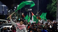 Lebih dari tiga lusin tahanan asal Palestina pulang ke rumah mereka dan disambut seperti pahlawan di Tepi Barat, Palestina, Minggu (26/11).