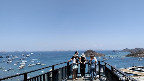 Sejumlah wisatawan mengunjungi Puncak Waringin di Labuan Bajo, Manggarai Barat, Nusa Tenggara Timur (NTT), beberapa waktu lalu. (Foto: Ambrosius Ardin/detikBali)