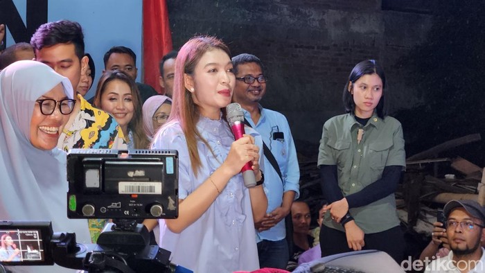 Selvi Ananda mendampingi sang suami Gibran Rakabuming blusukan ke Grogol Petamburan, Jakbar (Adrial/detikcom)