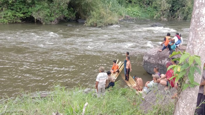 Seorang petani tewas hanyut di sungai usai berlindung dari serangan lebah