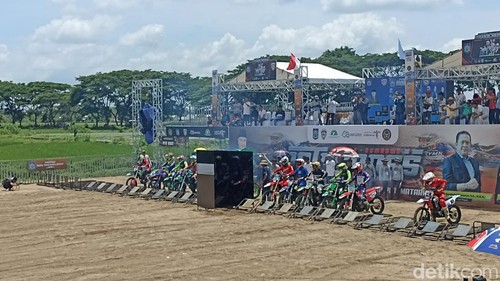 Suasana balapan di Sirkuit Tohpati Mataram, Minggu (26/11/2023). (Ahmad Viqi/detikBali)