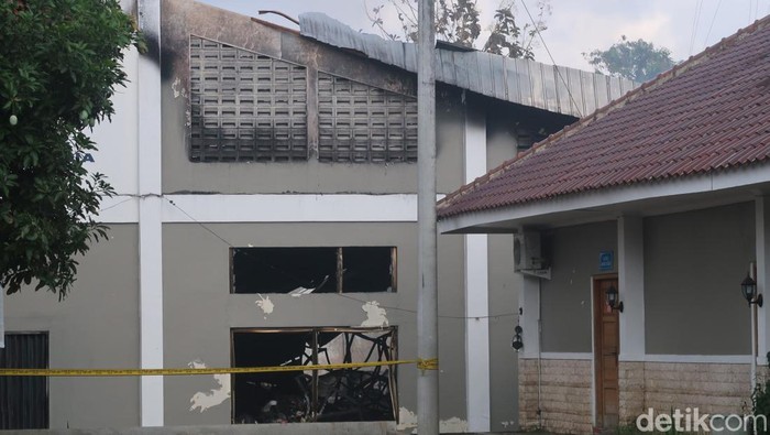 Suasana pabrik sarung tangan di Pleret, Bantul, usai terbakar pada Sabtu (25/11/2023).