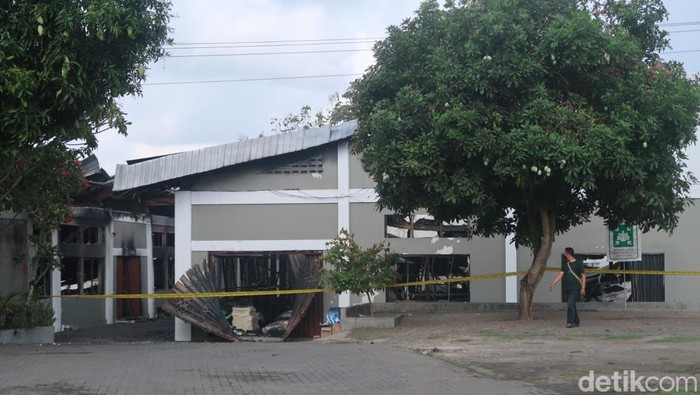 Suasana pabrik sarung tangan di Pleret, Bantul, usai terbakar pada Sabtu (25/11/2023).
