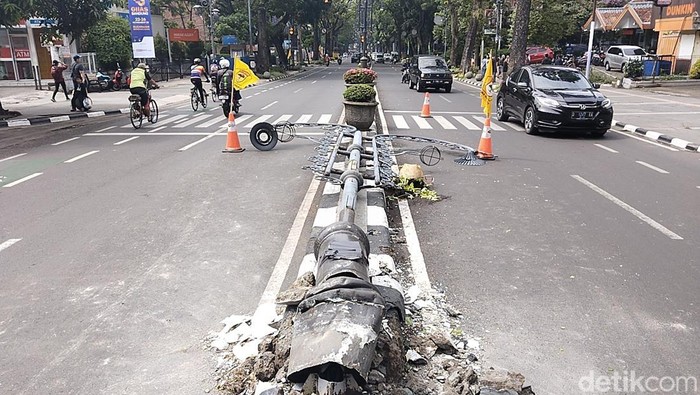 Tiang PJU Jalan Dago Ambruk
