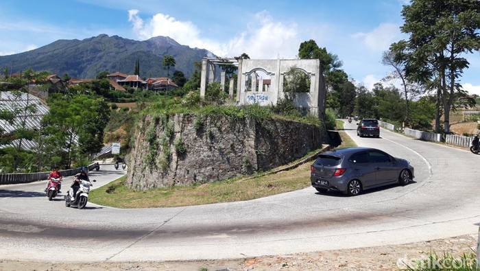 Tikungan tajam di jalan Boyolali-Selo, di wilayah Dukuh Candi Baru, Desa Genting, Kecamatan Cepogo, Kabupaten Boyolali, Minggu (26/11/2023).