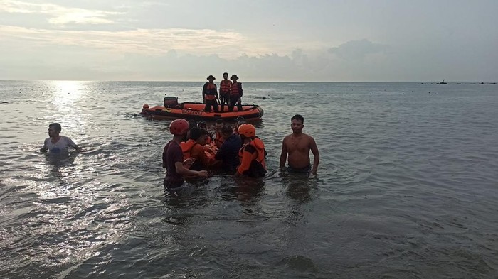 Tim SAR mengevakuasi anak tenggelam di Pantai Biru Makassar.