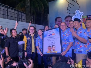 Berkemeja Gemoy, Rosan Roeslani Resmikan Sekretariat TKN Pemilih Muda