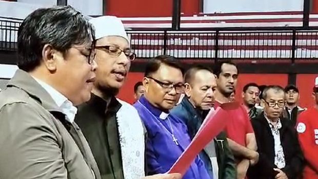 Tokoh agama di Bitung membacakan berita acara perdamaian usai kericuhan dua kelompok massa.