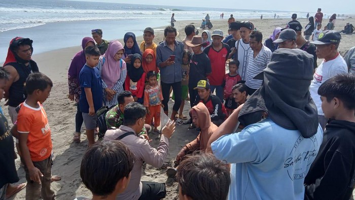 Tujuh pelajar tenggelam di Pantai Kebumen, 1 tewas dan 1 orang hilang, Minggu (26/11/2023).