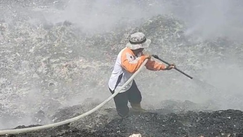 Upaya pemadaman kebakaran yang terjadi di TPA Alak, Kota Kupang, NTT, Minggu (26/11/2023). (Ist)