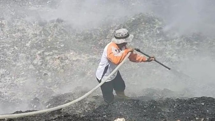 Upaya pemadaman kebakaran yang terjadi di TPA Alak, Kota Kupang, NTT, Minggu (26/11/2023). (Ist)