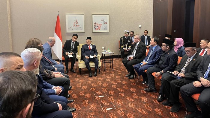 Wakil Presiden Maruf Amin bertemu dengan Yayasan Islam Slovakia dan pengusaha halal di Bratislava, Slovakia.