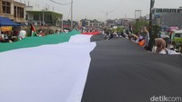 Massa juga melakukan penggalangan dana untuk Palestina.