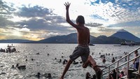 Pantai Falajawa merupakan daerah reklamasi yang digunakan oleh pemerintah daerah sebagai zona ekonomi untuk menartik kunjungan wisatawan.