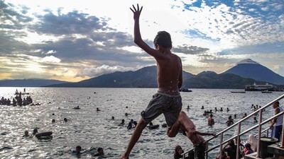 Wisata Pantai Falajawa di Ternate Ramai Pengunjung