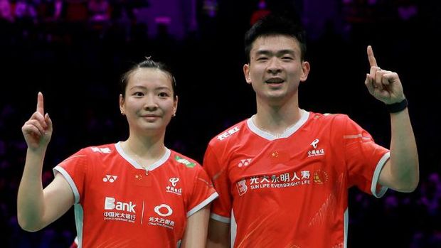 China's players Zheng Siwei (R) and Huang Yaqiong (L) react following the mixed doubles final match of the BWF World Tour China Masters 2023 badminton tournament against South Korea's Seo Seung Jae and Chae Yu Jung in Shenzhen, in China's southern Guangdong province on November 26, 2023. (Photo by AFP) / China OUT