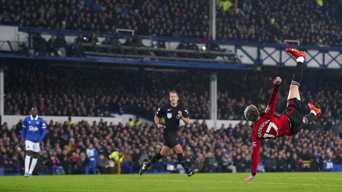 Manchester Uniteds Alejandro Garnacho scores their sides first goal of the game with an overhead kick during their English Premier League soccer match against Everton at Goodison Park, Liverpool, England, Sunday, Nov. 26, 2023. (Peter Byrne/PA via AP)