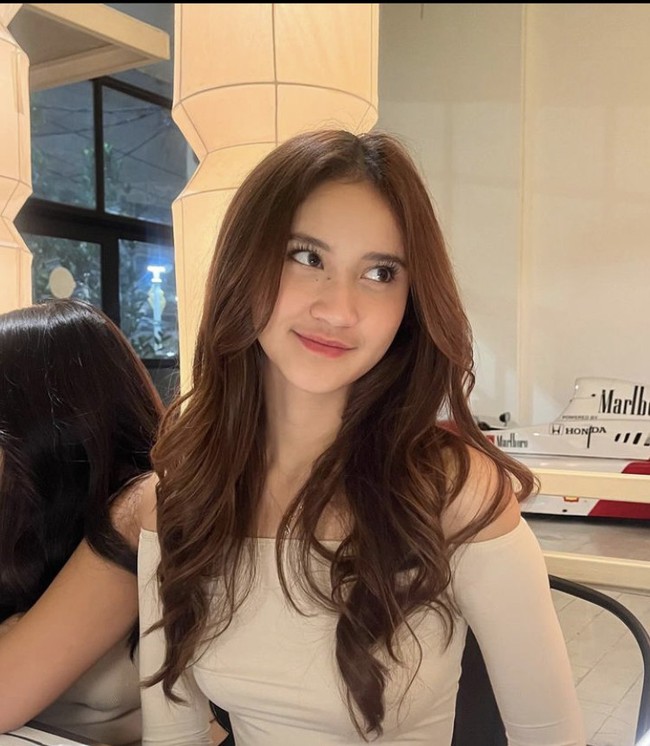 Sudah semakin dewasa, kecantikan anak sulung Ferry Maryadi itu bikin kagum banyak netizen. Ia pun kerap berbagi pesonanya di Instagram yang telah memiliki 252 ribu lebih pengikut. Foto: Dok. Instagram Harleyava Princy