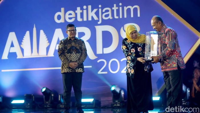 Anak Raden Kusbini menerima penghargaan ADILUHUNG detikJatim Awards 2023