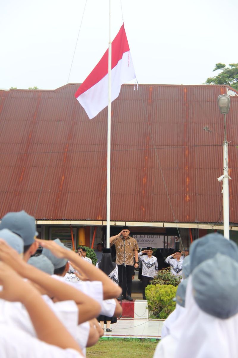 Andre Rosiade menjadi pembina upacara Hari Guru Nasional di SMA N 2 Padang