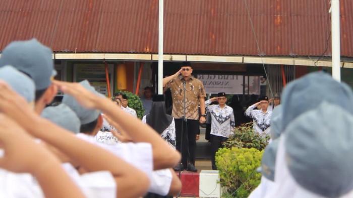 Andre Rosiade menjadi pembina upacara Hari Guru Nasional di SMA N 2 Padang