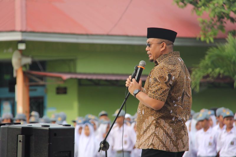 Andre Rosiade menjadi pembina upacara Hari Guru Nasional di SMA N 2 Padang