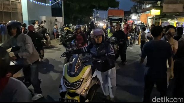 Arus lalu lintas di Jalan Raya Cibadak- Bogor sempat tersendat usai tabung gas meledak.