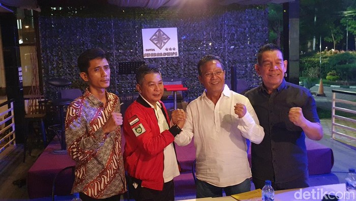 Asrul Indrawan (jaket merah) tetap maju bacaketun KONI Sumsel meski ada biaya pendaftaran Rp 500 juta