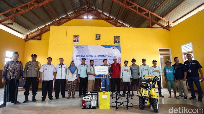 BRI berupaya memberdayakan potensi pertanian kampung yang telah ditetapkan sebagai Desa BRILian di Merauke, Papua. Mereka memberikan alat-alat pertanian.