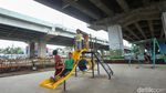 Asyiknya Bermain di Kolong Tol Becakayu Kalimalang