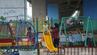 Beragam permainan anak seperti perosotan, ayunan hingga permainan tradisional dapat dimainkan secara gratis.