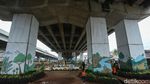 Asyiknya Bermain di Kolong Tol Becakayu Kalimalang