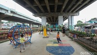 Begini penampakan lahan bermain di Kolong Tol Becakayu yang berada di kawasan Kalimalang, Jakarta, Senin (27/11/2023).