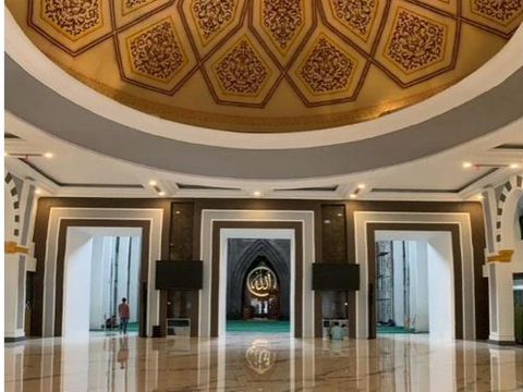 Bagian dalam Masjid Darussalam Kota Wisata Cibubur
