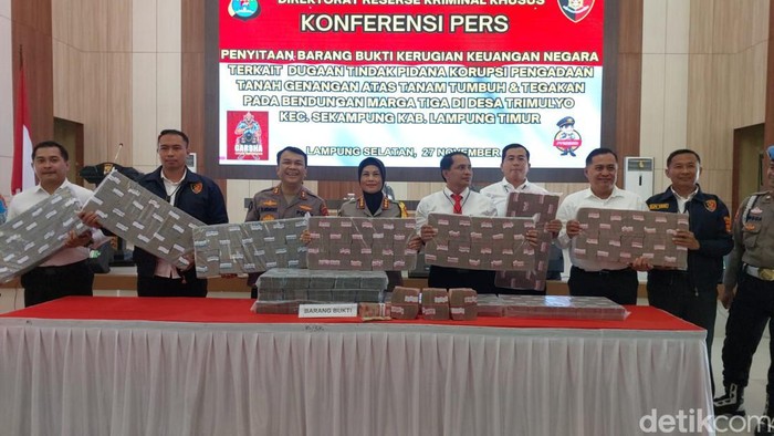 Barang bukti kasus korupsi Bendungan Margatiga Lampung.
