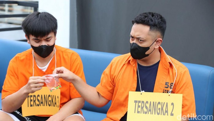 Bareskrim Polri menggelar rekonstruksi kasus narkoba di Kafe Kloud Sky Senopati, Jakarta Selatan, Senin (27/11/2023).