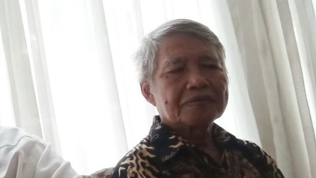 Samadi yang mengaku menjadi saksi makhluk dengan pakaian aneh. Dia memilih tutup mulut karena takut salah menyampaikan.