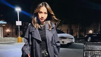 Pelantun lagu Karena Kucinta Kau tersebut sempat membuat gempar dengan isu yang dibocorkan oleh petugas KUA Pasar Minggu. Sementara kini Bunga Citra Lestari tampak asyik menjalani profesinya. Foto: Instagram/bclsinclair