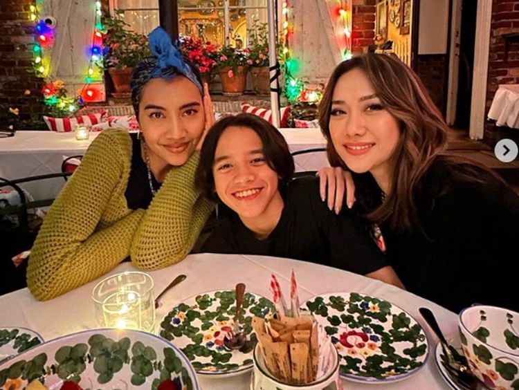 Potret Keren Bunga Citra Lestari Saat Kulineran Bareng Keluarga