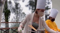 BCL juga pernah ditantang untuk memasak bersama anaknya. Noah dan ibunya memilih untuk membuat selai dengan bahan-bahan alami yang manis dan legit. Foto: Instagram/bclsinclair