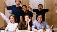 Sebagai seorang penyanyi terkenal, sosok BCL juga populer di kalangan penyanyi Indonesia lainnya. Makan malam bersama sahabatnya seperti Maia Estianti hingga Ari Lasso jadi cara BCL bersosialisasi. Foto: Instagram/bclsinclair