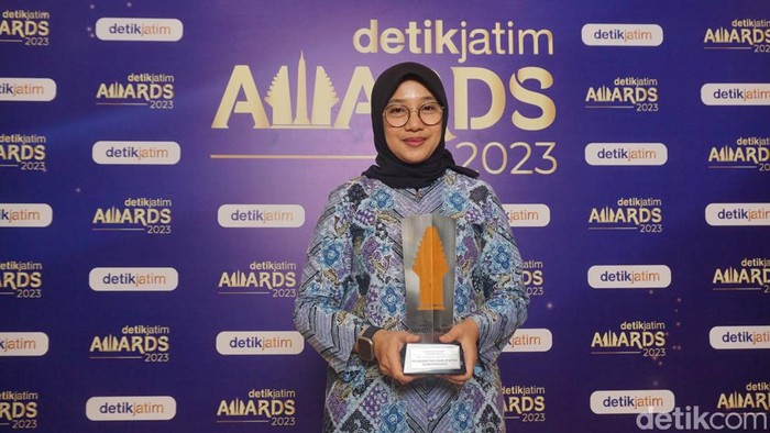 Bupati Banyuwangi Ipuk usai menerima penghargaan detikJatim Awards 2023.