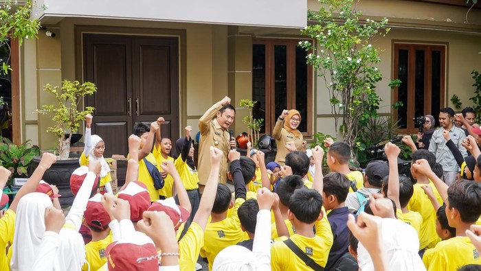 Bupati Lamongan Yuhronur Efendy mengajar anak-anak SD sejarah