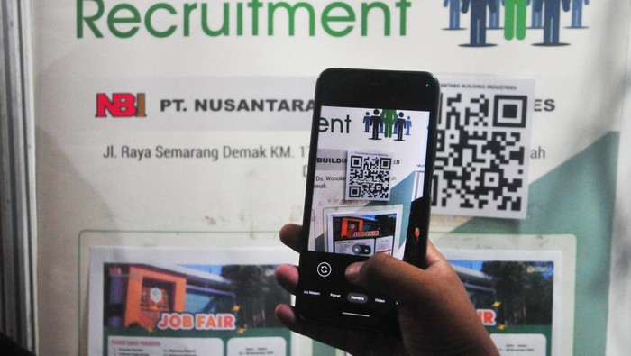 Bursa kerja di Kudus Calon pelamar kerja memindai QR code persyaratan lowongan pekerjaan saat mengunjungi UMK Job Fair 2023 di Universitas Muria Kudus, Kudus, Jawa Tengah, Senin (8/11/2023). Universitas Muria Kudus bersama Dinas Tenaga Kerja Perindustrian Koperasi dan UKM setempat menggelar bursa kerja pada 27-28 November 2023 dengan menghadirkan 23 perusahaan guna memfasilitasi masyarakat mendapatkan pekerjaan serta menjembatani lulusan perguruan tinggi memasuki dunia kerja dan dunia usaha (DIDU). ANTARA FOTO/Yusuf Nugroho/YU *** Local Caption ***